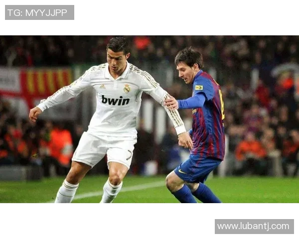 足球明星的独特技能与风格解析：从梅西到C罗的多样化特长探讨